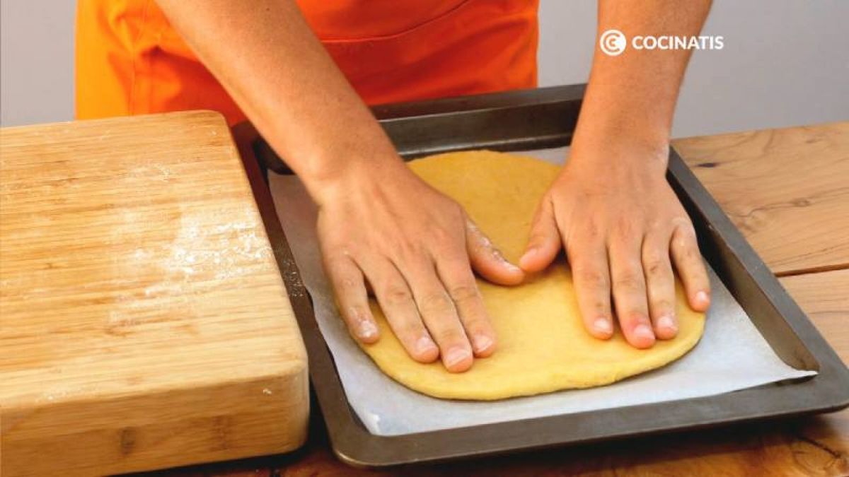 Coloca la masa en una bandeja para horno, tapa y deja reposar 2 horas