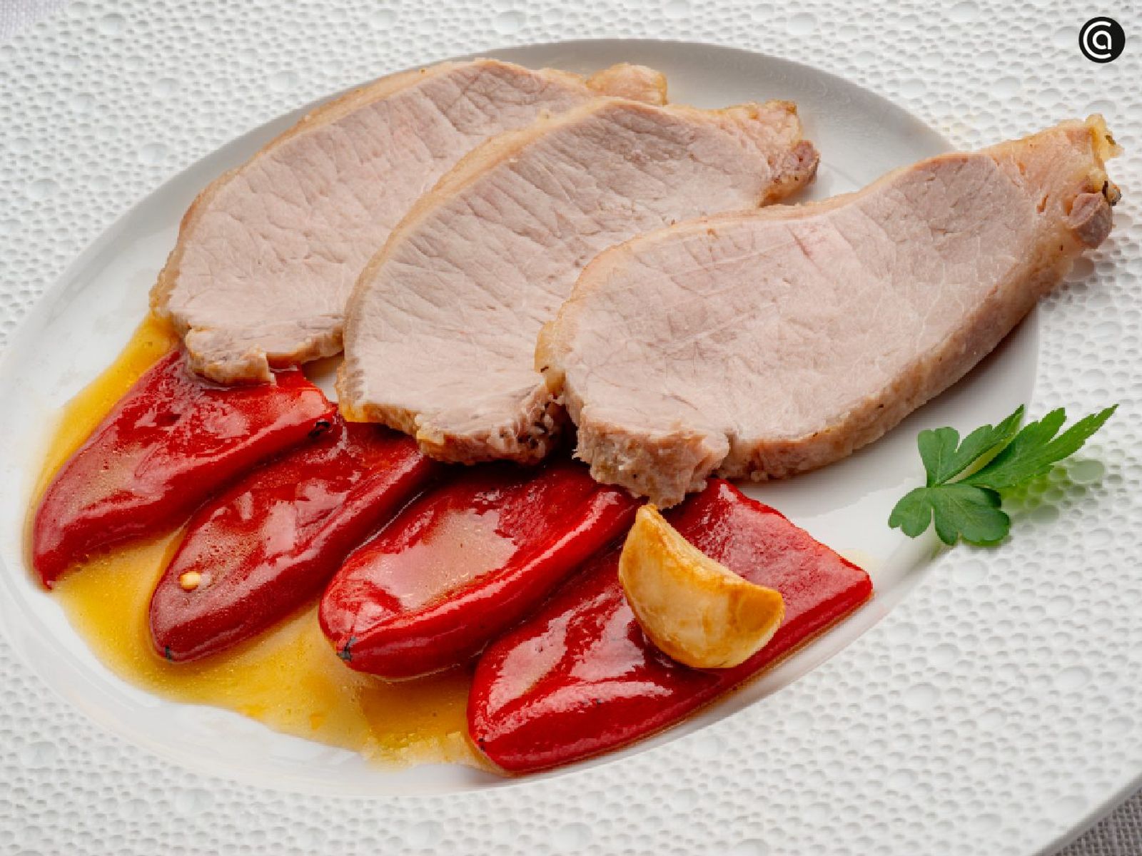 Lomo de cerdo a la sal con piquillos al pilpil, receta de Karlos Arguiñano