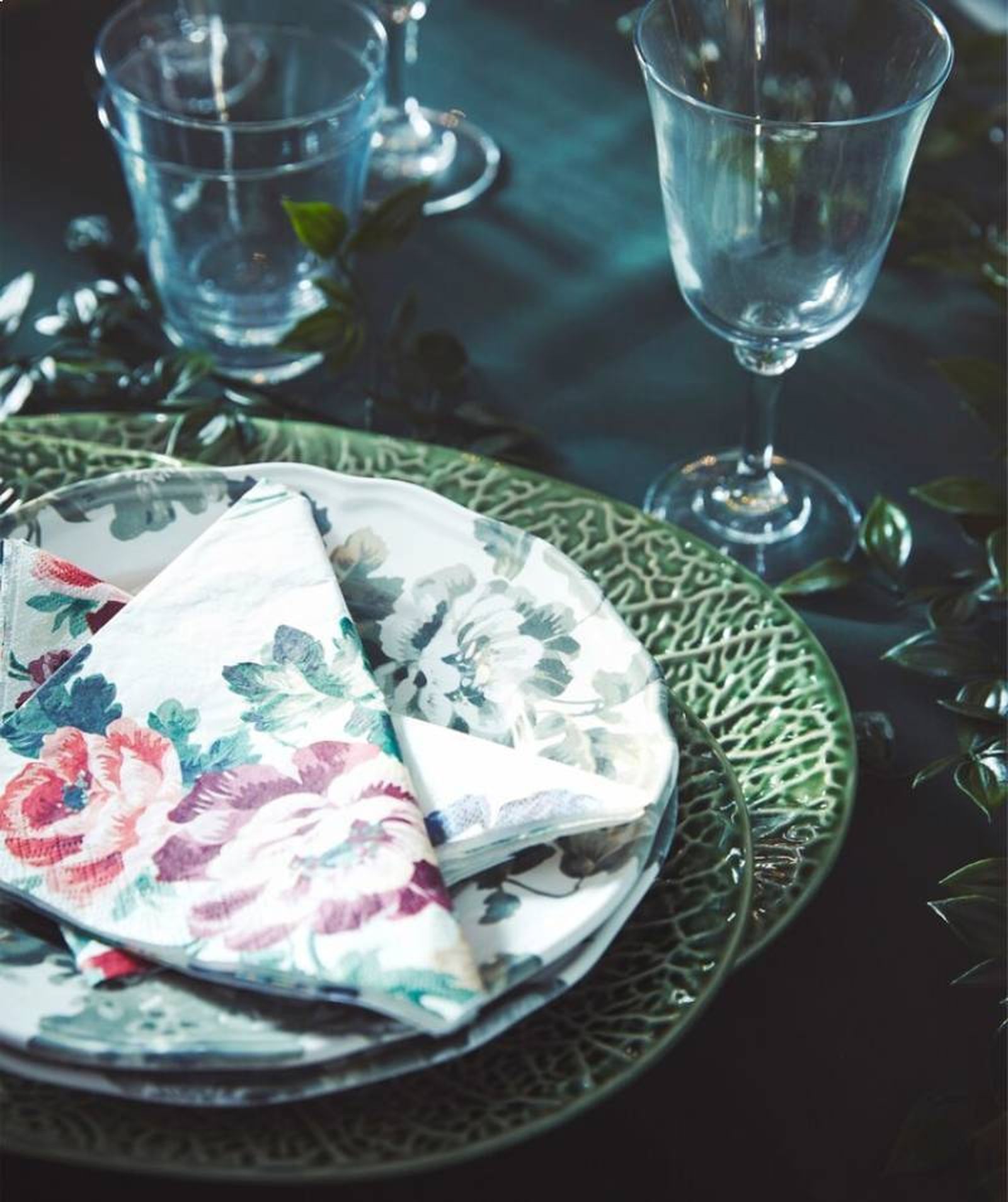 Decoración de mesa con servilletas florales Smaksinne de Ikea. Decoración de mesa con servilletas florales Smaksinne de Ikea.