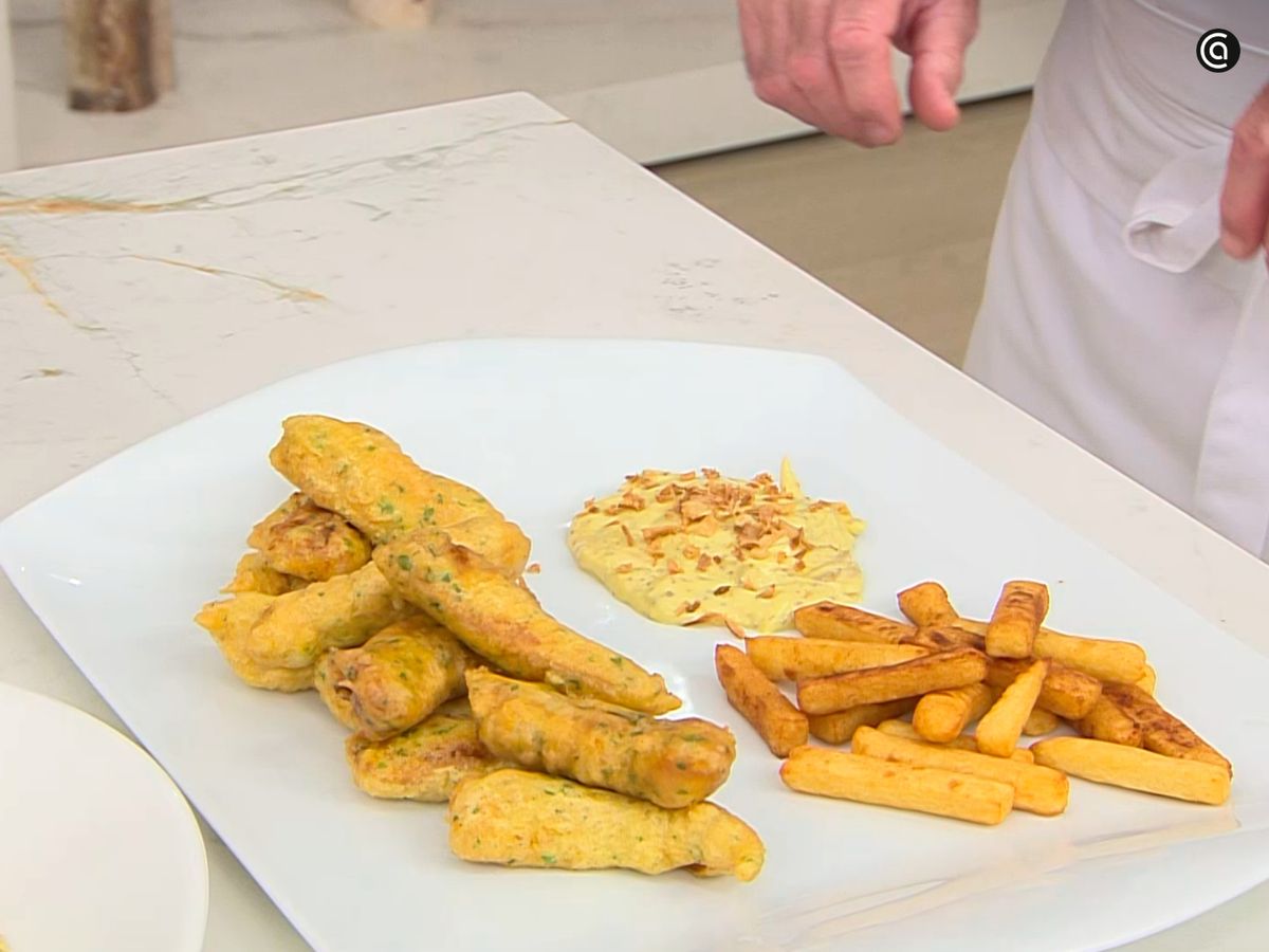 Sirve los fish and chips con la salsa