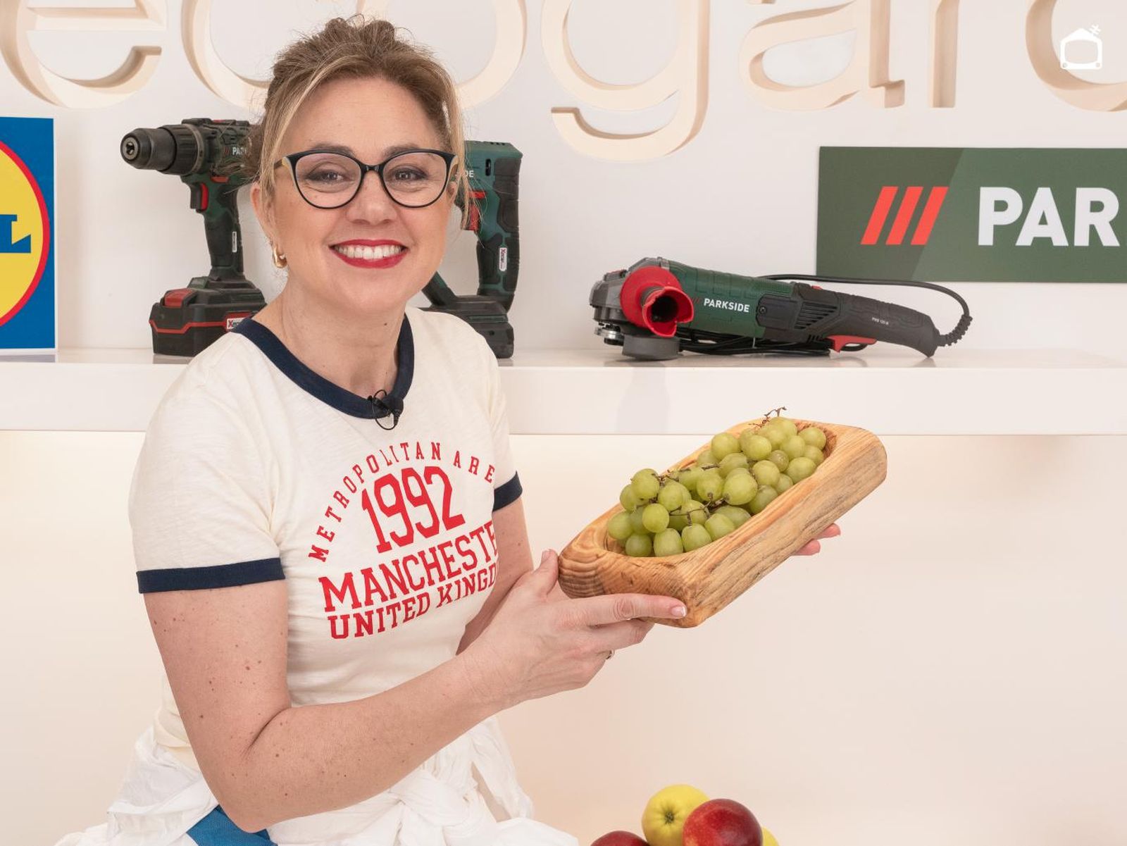 Podemos utilizar la bandeja de madera para servir frutas. Podemos utilizar la bandeja de madera para servir frutas.