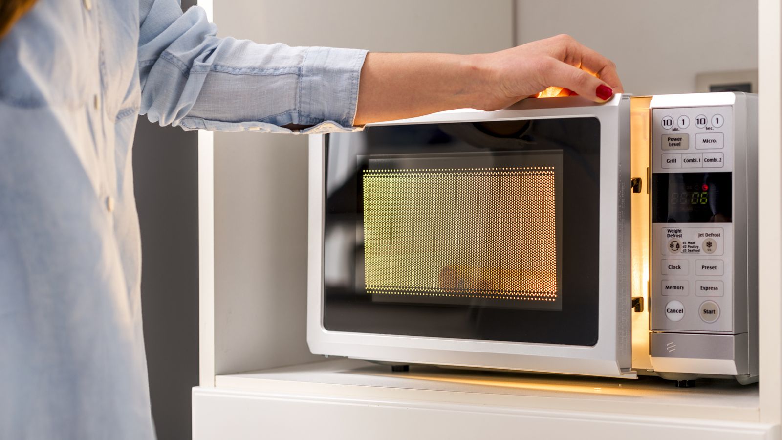 Cuando el plástico se calienta, algunos de sus aditivos pueden desprenderse y pasar al alimento