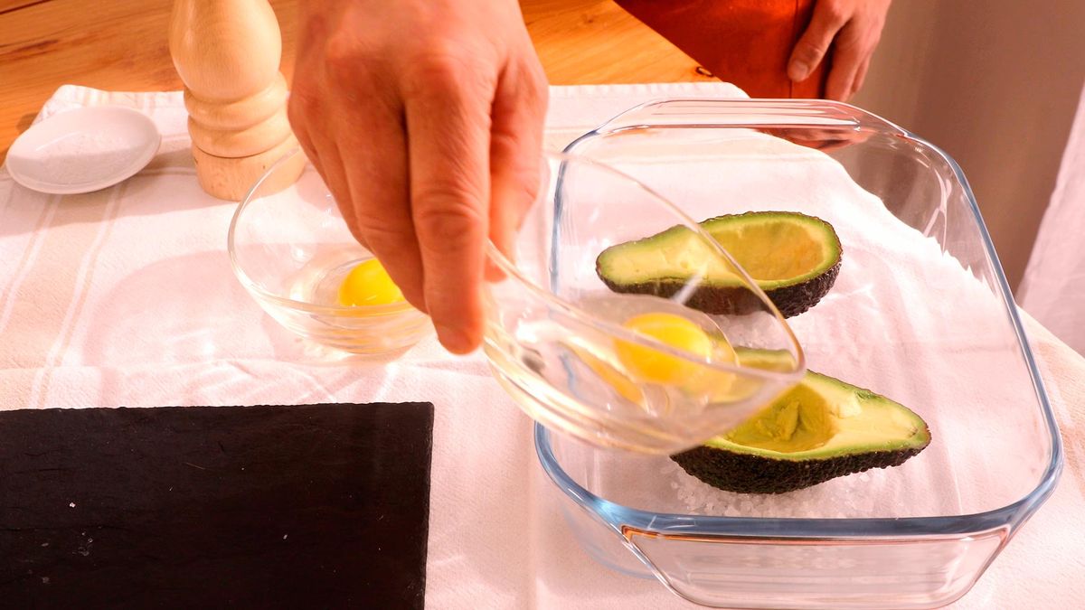 Aguacate con huevo al horno   Paso 3