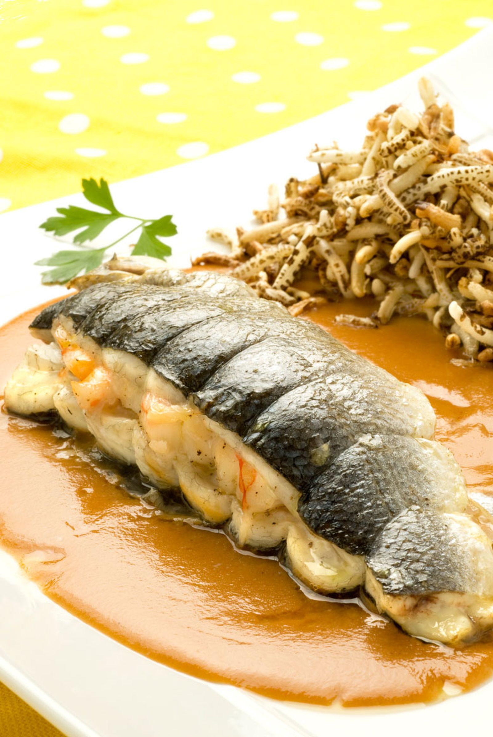 Lubina rellena con salsa americana