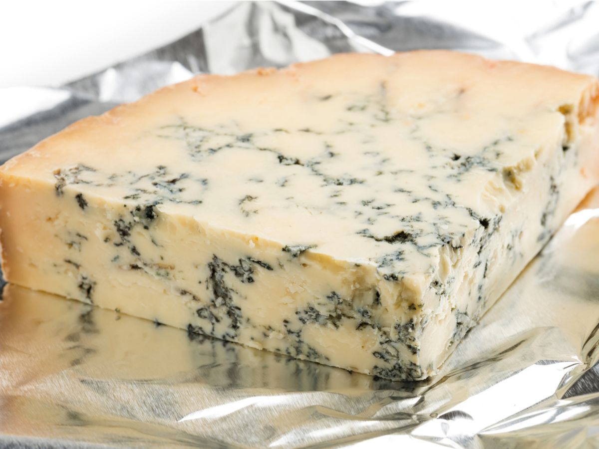 El papel de aluminio no permite la transpiración que necesita el queso.