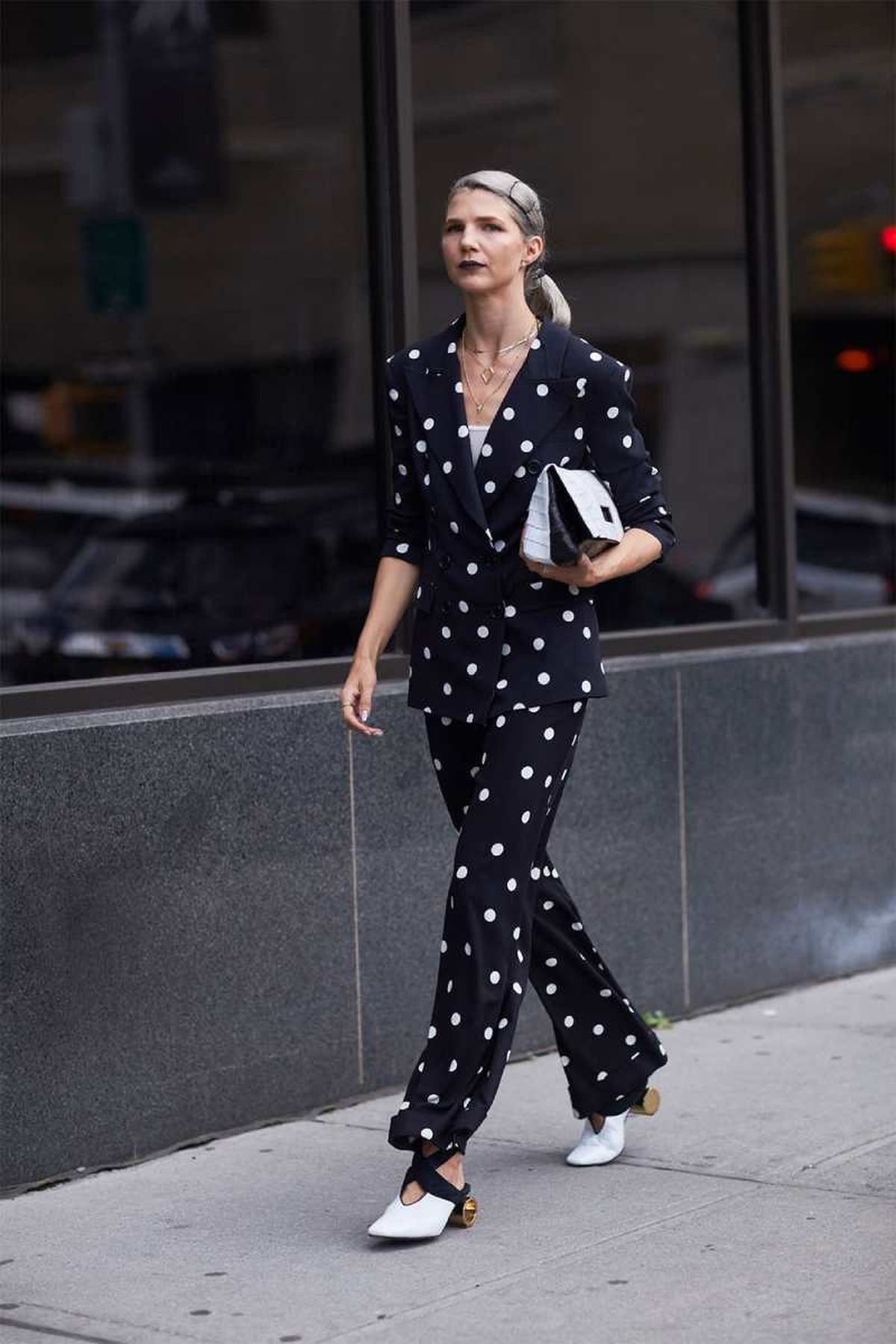 Traje de chaqueta y pantalón de lunares