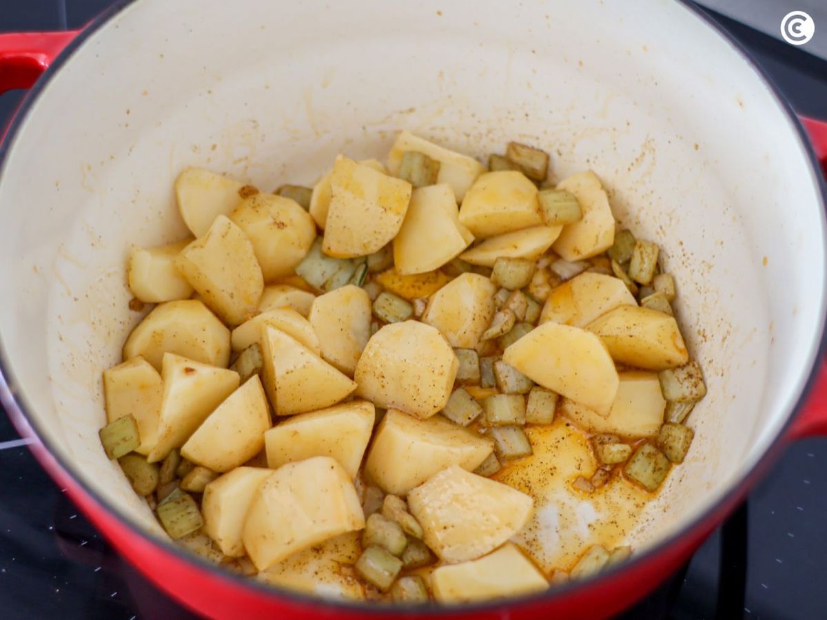 Rehogar las patatas para la crema de acelgas