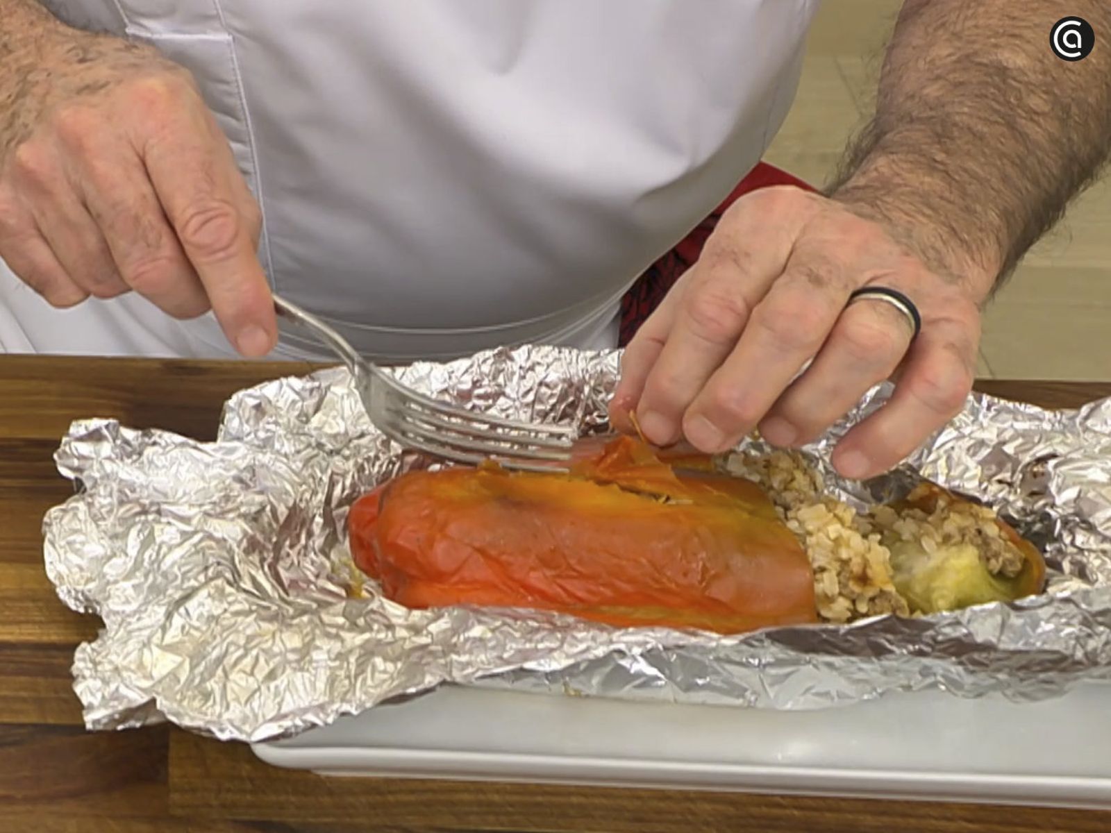 Retira la piel de los pimientos