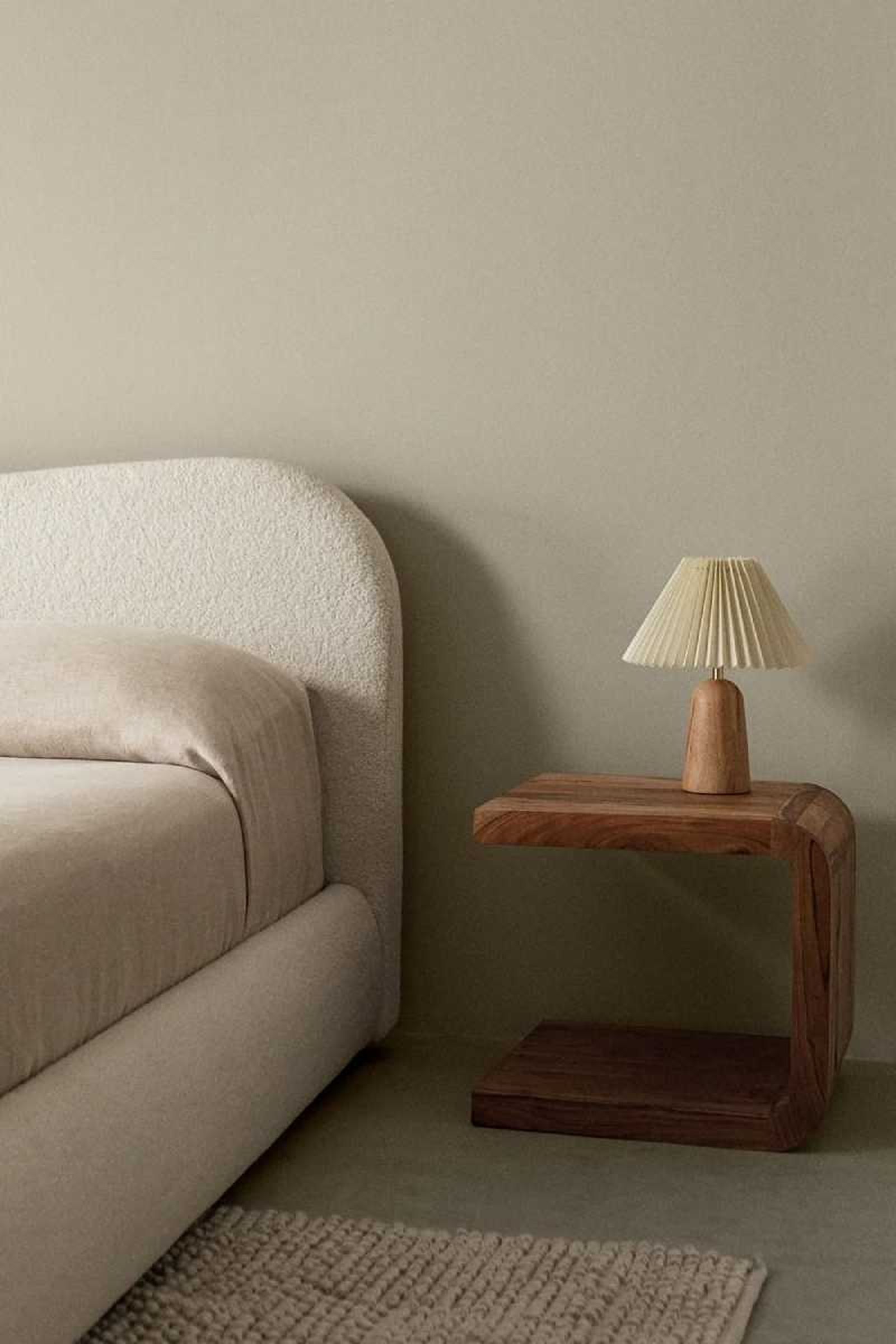 Dormitorio con mesita de noche Vacry. Dormitorio con mesita de noche Vacry.