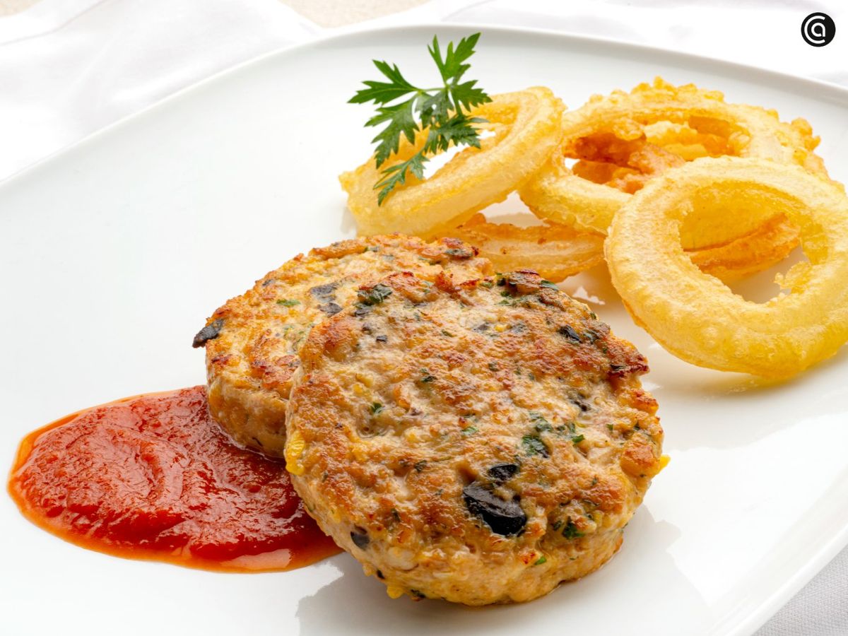 Hamburguesa de pollo con aros de cebolla