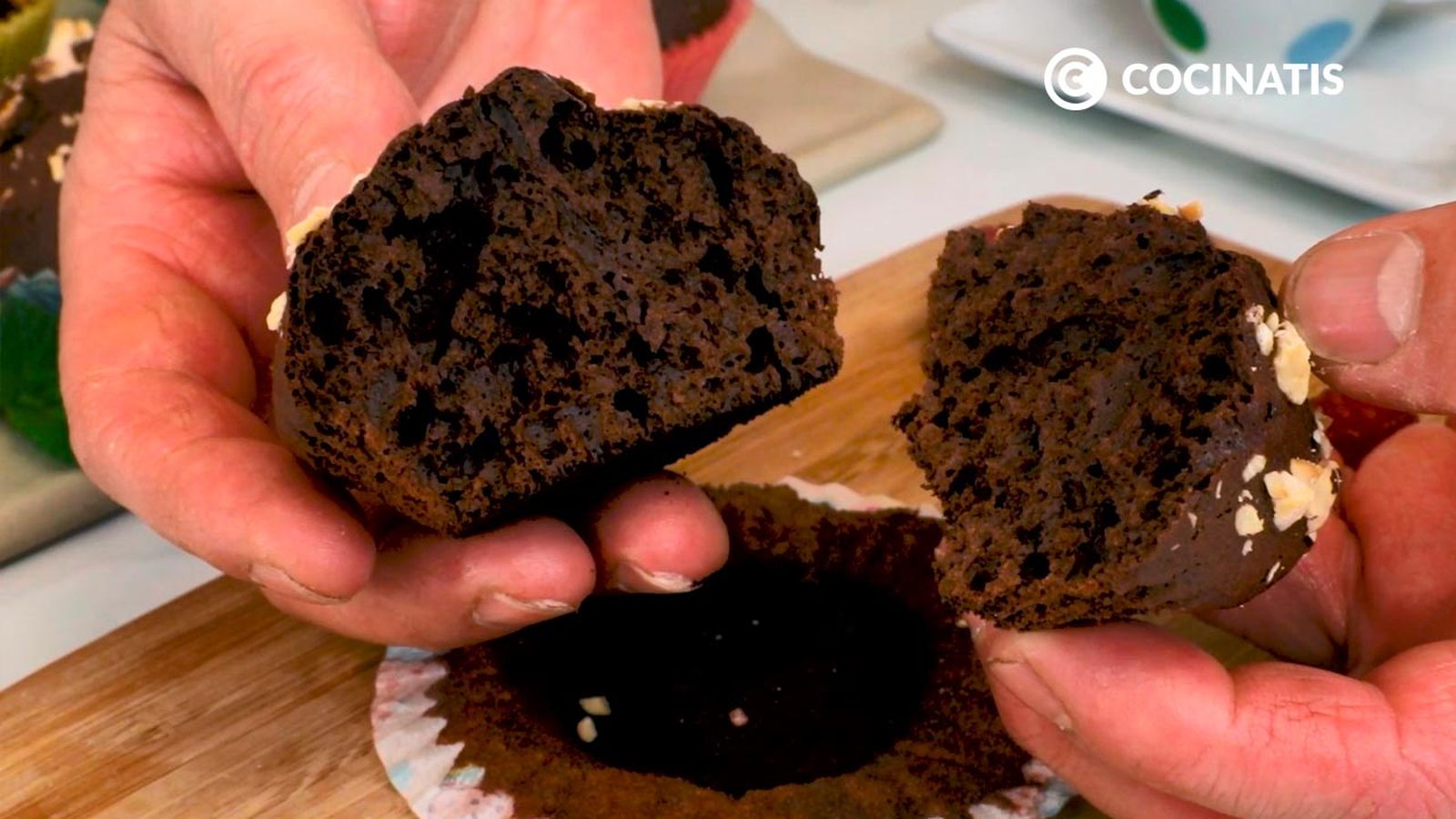 Asegúrate que se cocinan bien por dentro Receta de magdalenas de chocolate y avellanas paso 7