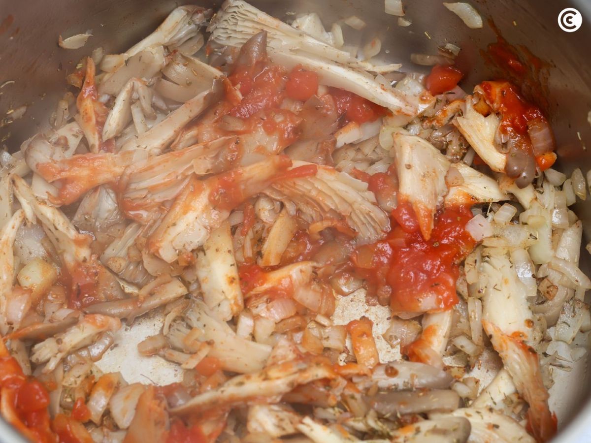 Fríe las setas con las especias para hacer los callos veganos