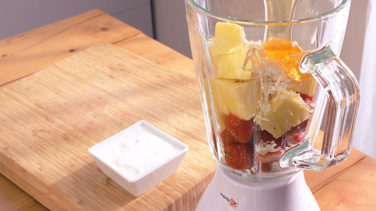 Batido de fresa, piña y coco  paso 3