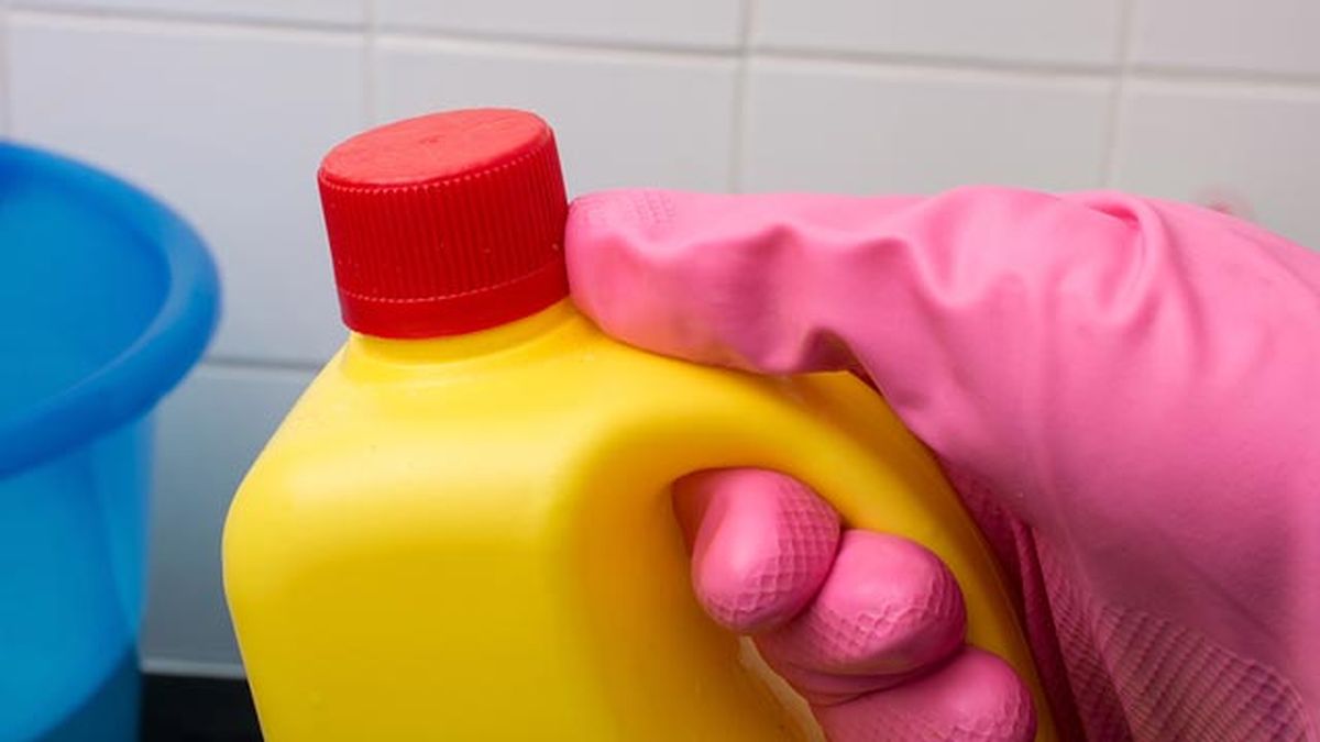 La lejía o lavandina elimina el moho de la ropa blanca