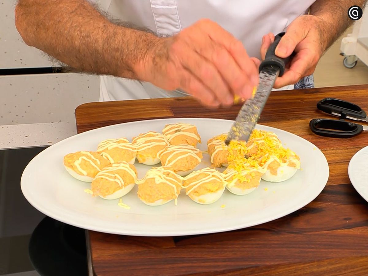 Rellena los huevos y ralla las yemas reservadas