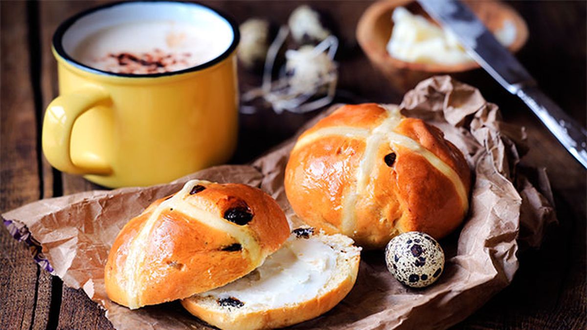 cocina recetas pascua bollos ingleses de cruz hot cross buns con mantequilla