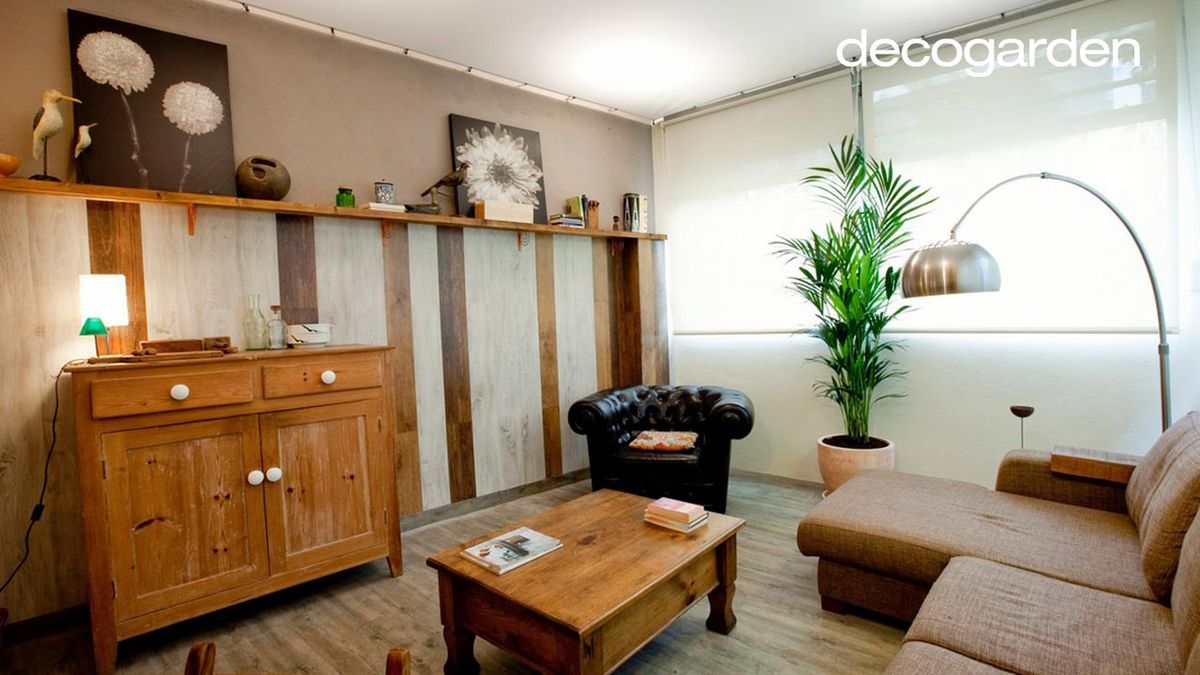 Decoración de salón pequeño en tonos marrones con pared de madera