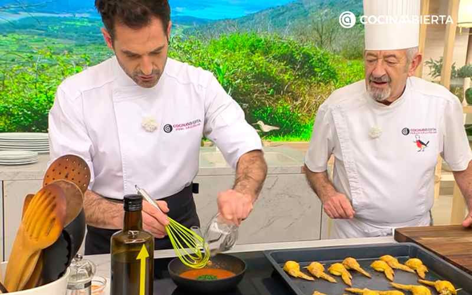 Incorpora perejil picado a la salsa picante Incorpora perejil picado a la salsa picante