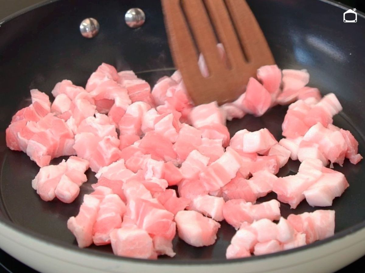 Dorar la panceta para los espaguetis a la amatriciana