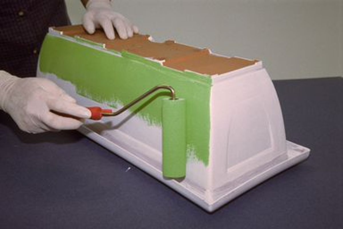 Decorar jardineras de plástico paso 3