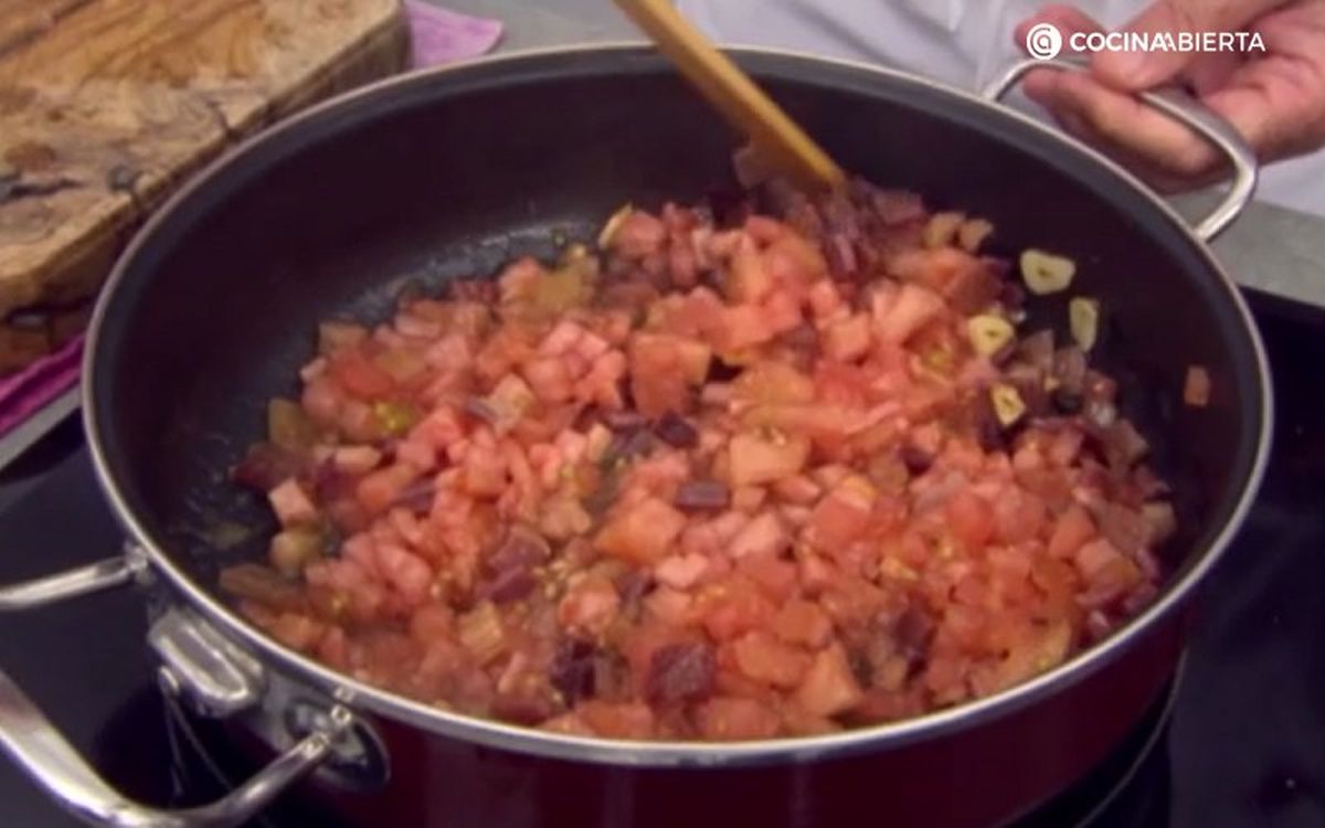 Karlos Arguiñano rehoga los ajos, el jamón y el tomate picados