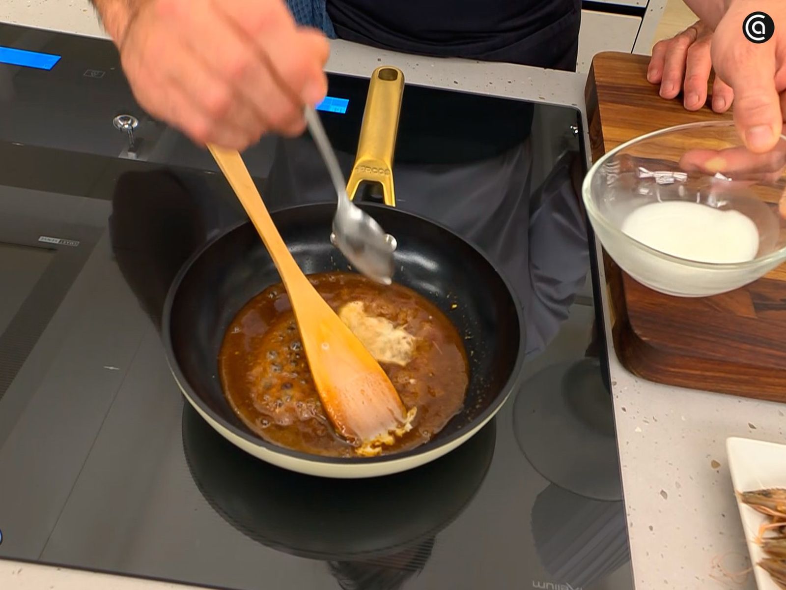 Agrega la harina previamente diluida en agua y cocina sin dejar de remover Agrega la harina previamente diluida en agua y cocina sin dejar de remover