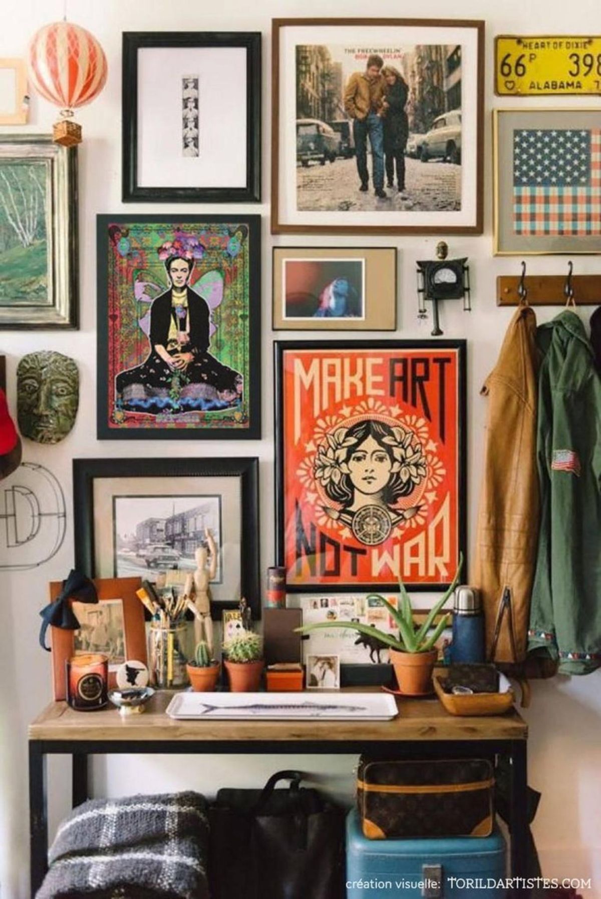 Si decoras con un cuadro de Frida Kahlo, combínalo con cuadros de contexto similar.