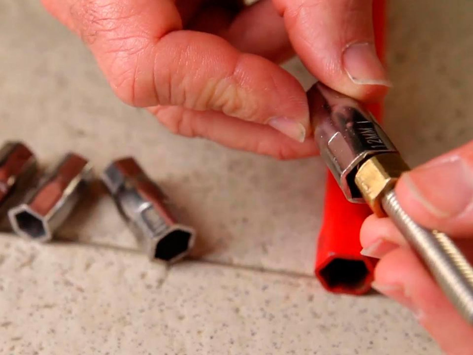 Cómo apretar el grifo del lavabo paso 5 Cómo apretar el grifo del lavabo paso 5