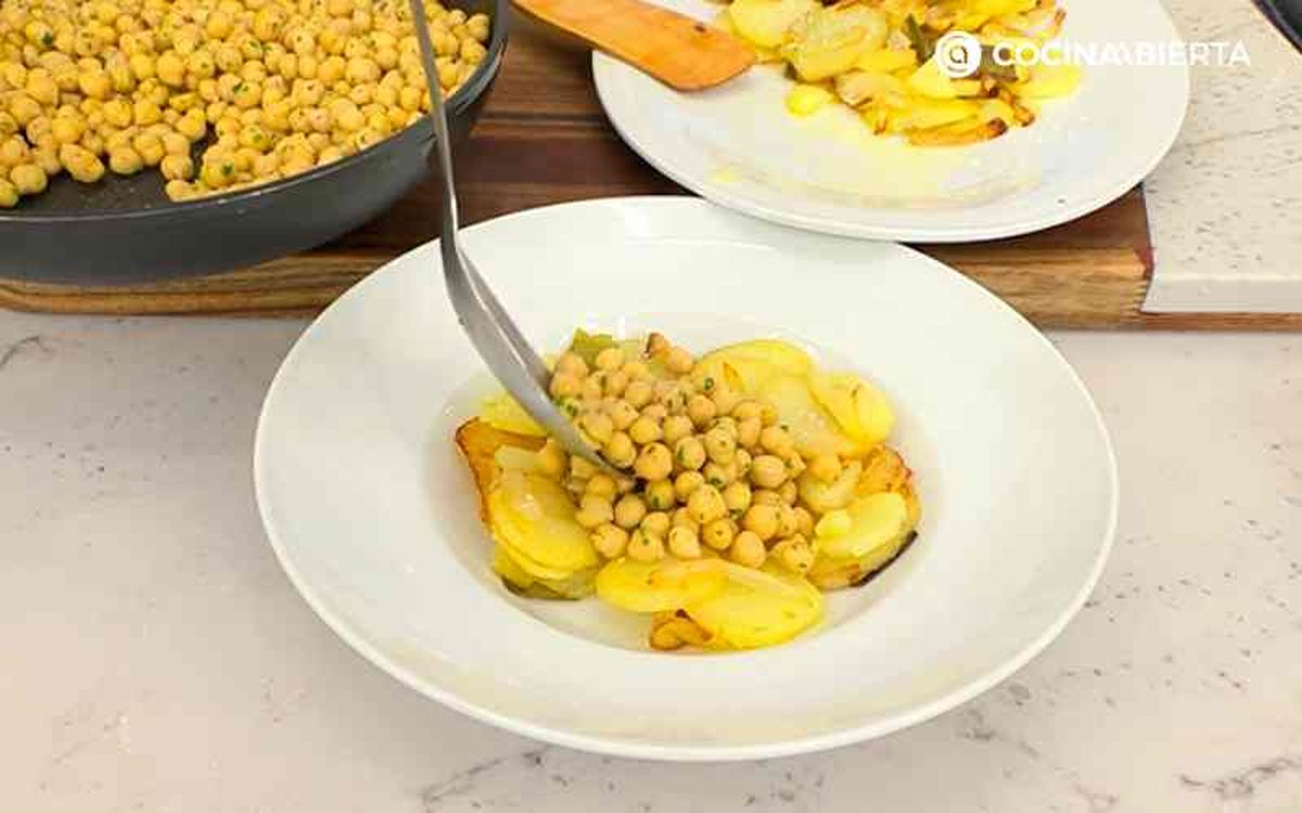 Sirve los garbanzos a lo pobre