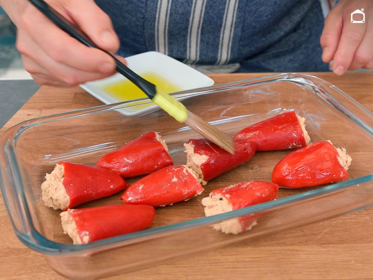 Pinta los pimientos rellenos de atún con aceite antes de hornear
