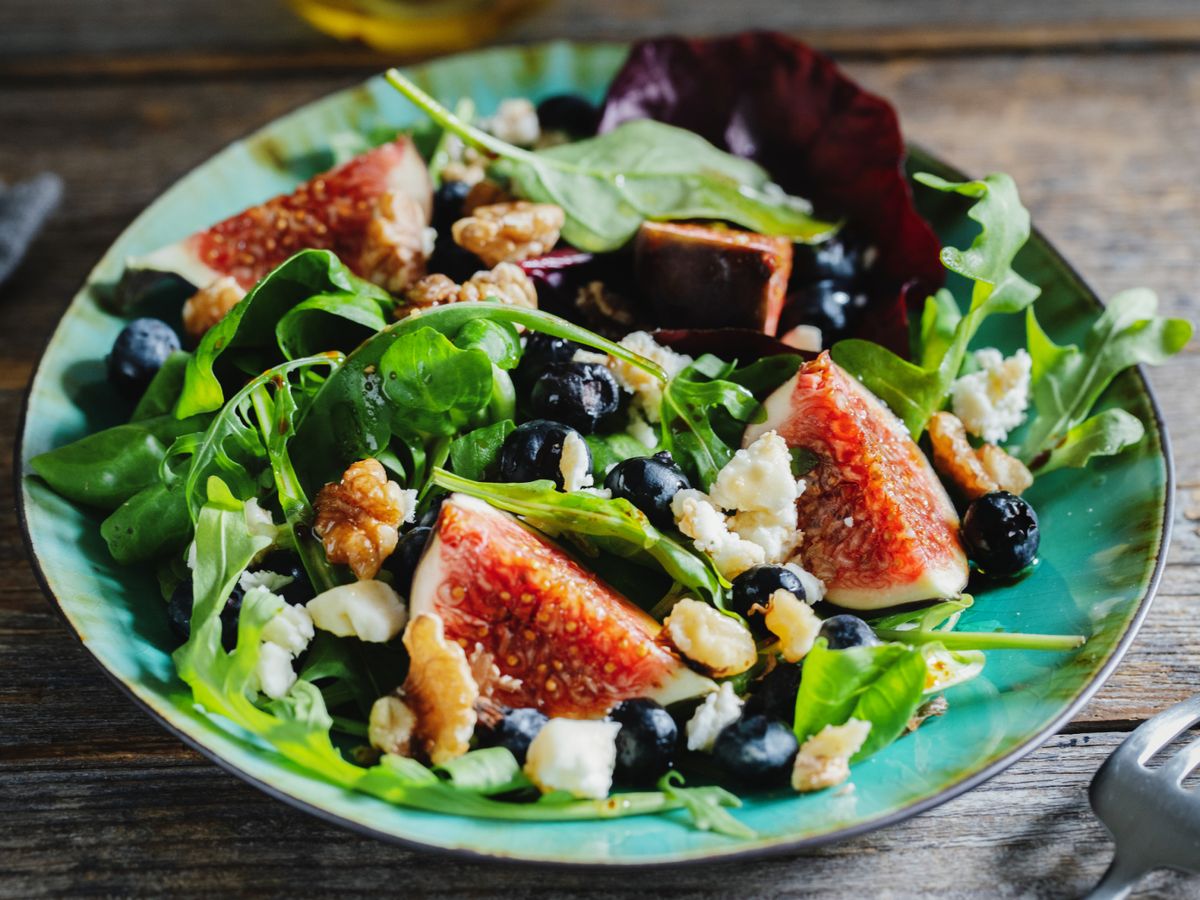 Los higos aportan dulzor y frescura a ensaladas veraniegas como esta, perfecta para una cena ligera.