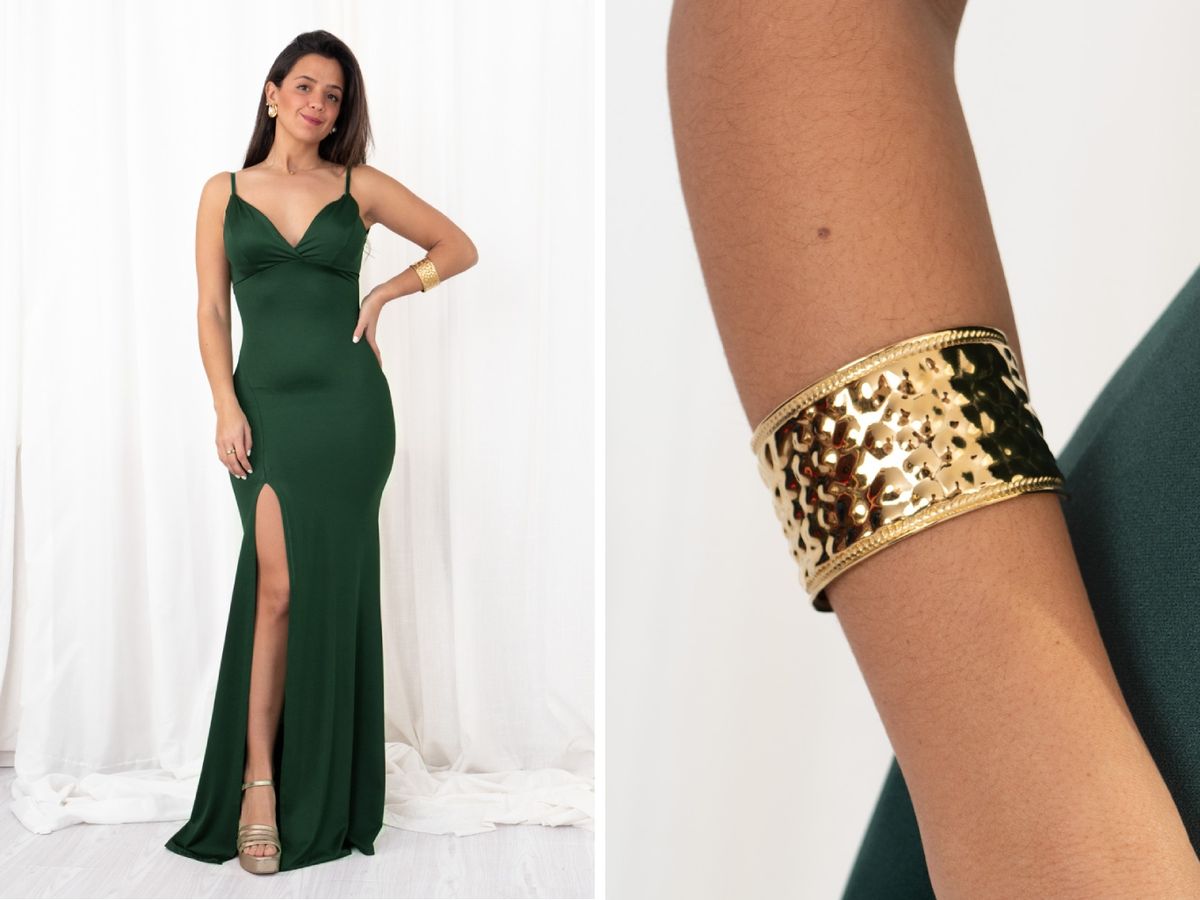 Vestido largo con abertura y brazalete dorado