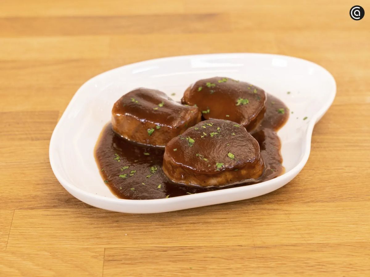 Solomillo de cerdo al Pedro Ximénez, una receta elegante con vino dulce andaluz, ideal para celebraciones especiales.