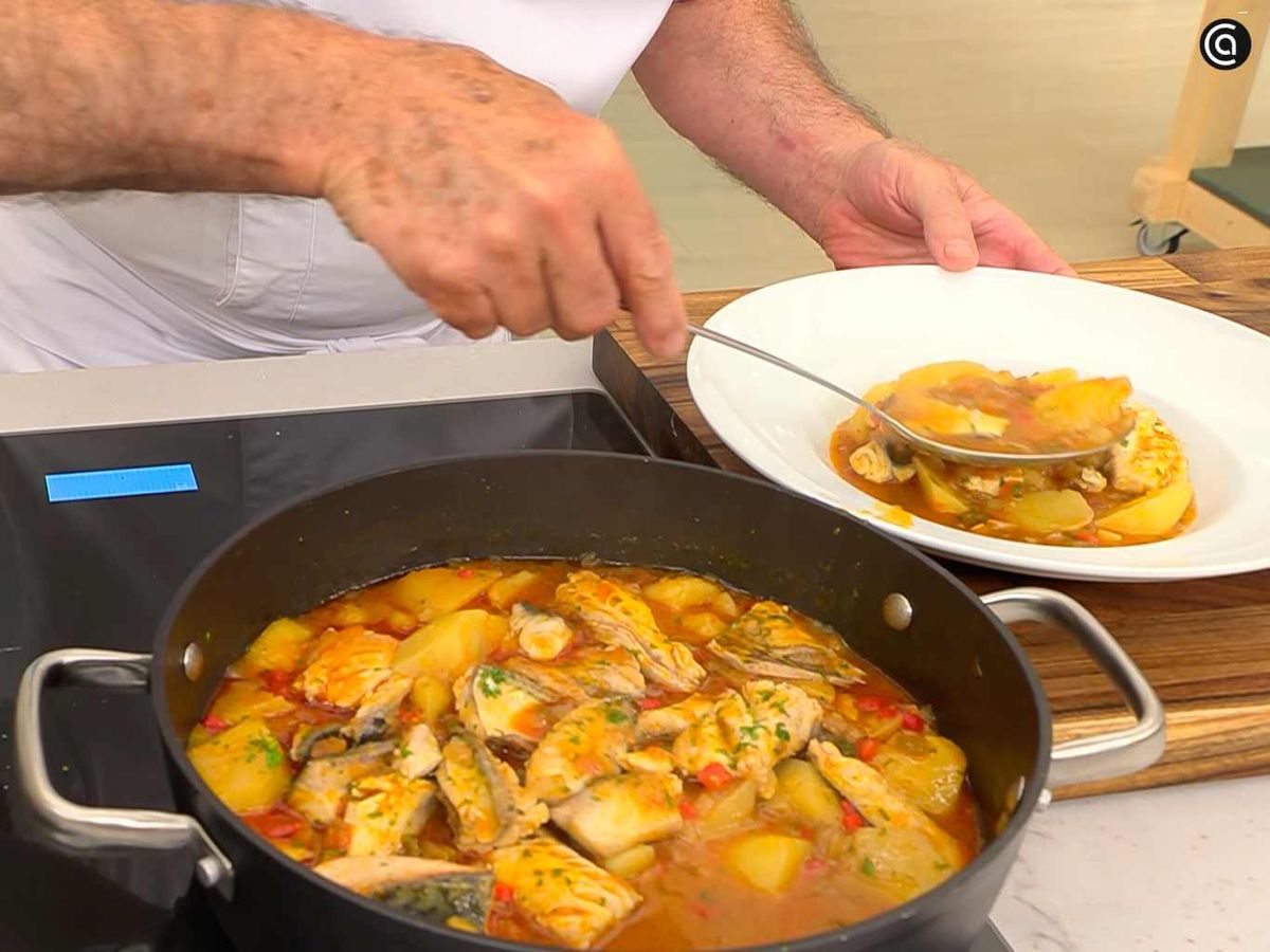 Sirve el guisado de patatas con caballa