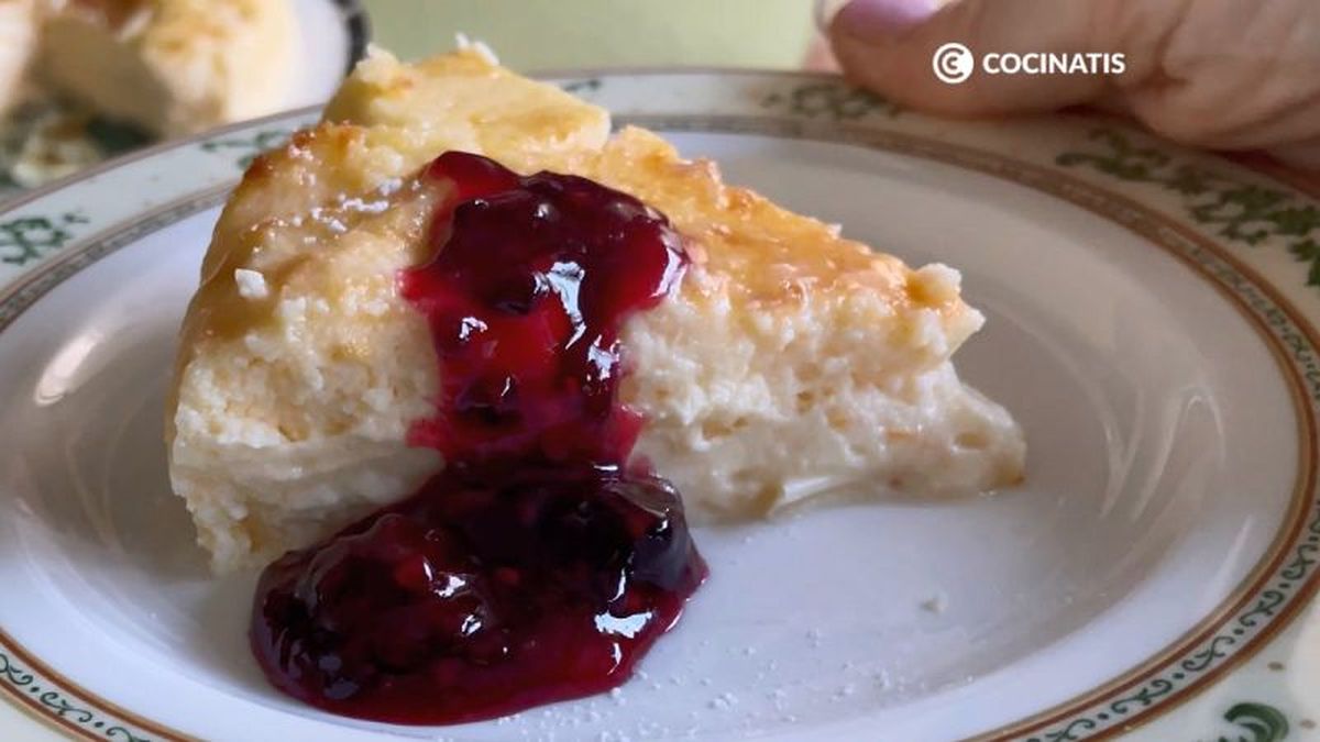 Porción de tarta de queso cremosa con moras confitadas