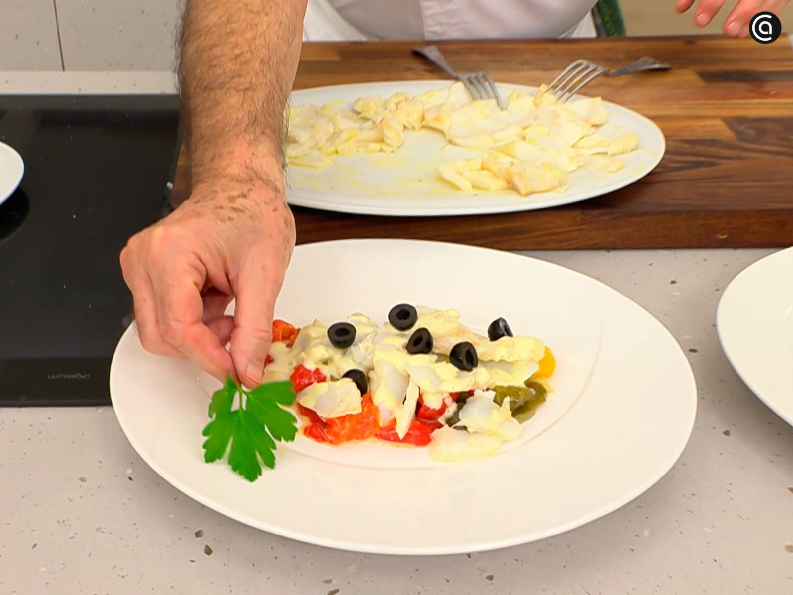 Acompaña la ensalada de pimientos tricolor y bacalao con el aceite triturado como aliño