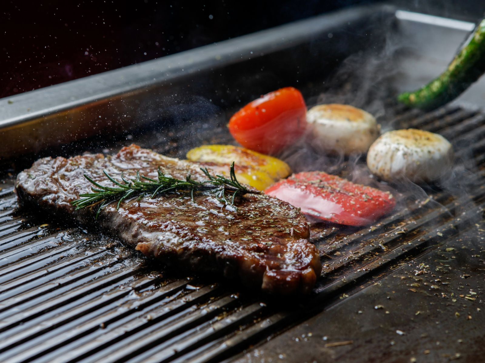 Cocinar a la plancha realza los sabores, pero también deja restos difíciles si no se limpia bien. Cocinar a la plancha realza los sabores, pero también deja restos difíciles si no se limpia bien.