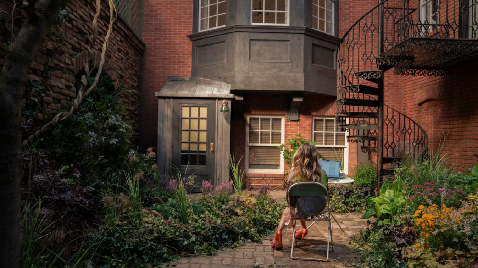 El jardín de Carrie está lleno de detalles que reflejan su personalidad