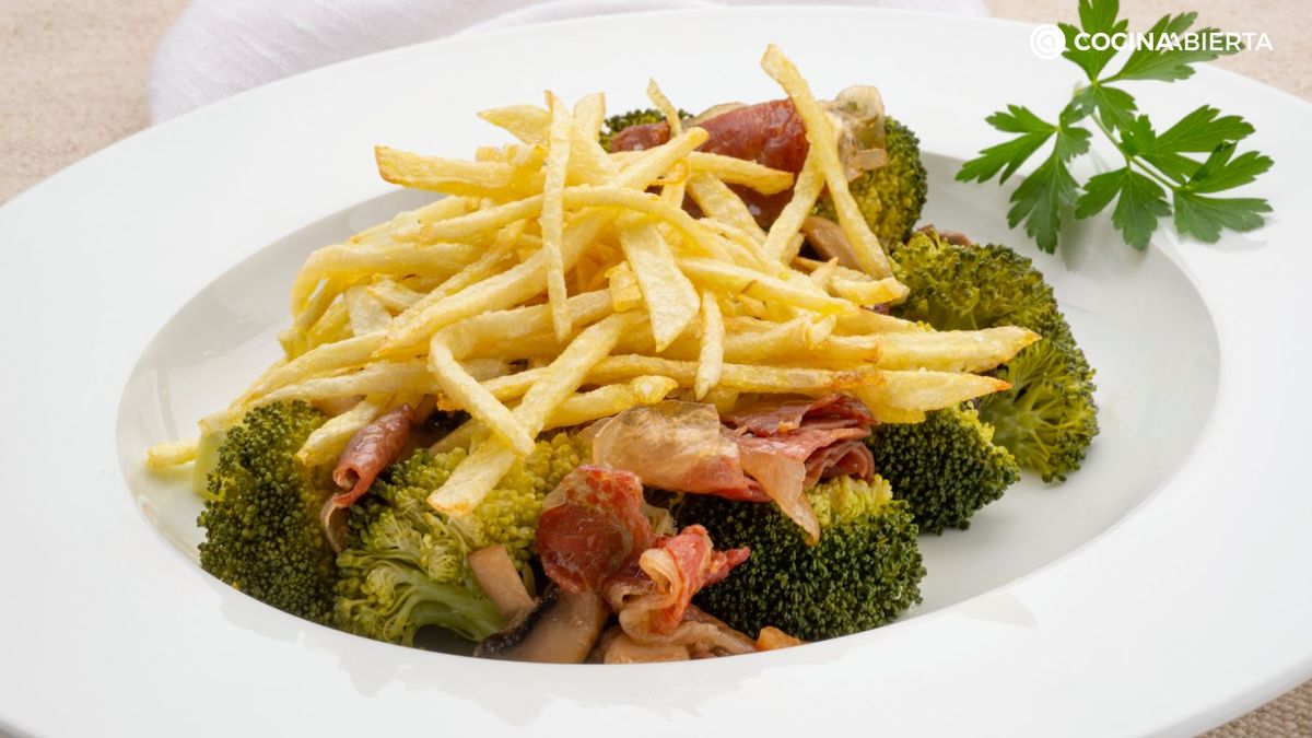 Receta de brócoli al vapor con champiñones y patatas paja