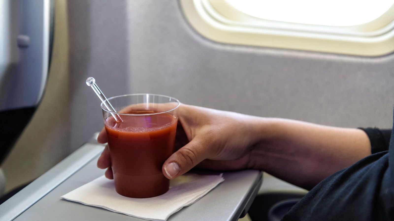 ¿Tomas zumo de tomate en el avión? No es casualidad, es ciencia