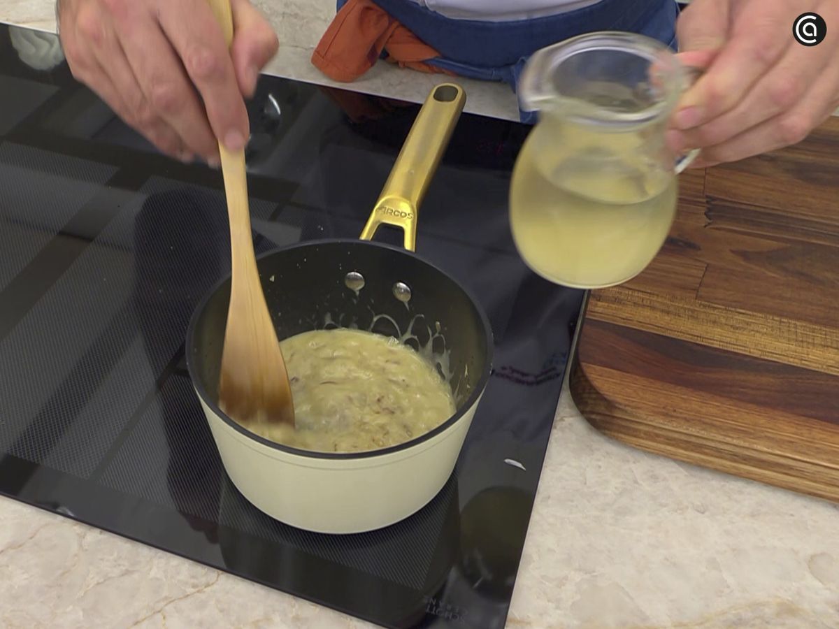 Cocina la salsa de mostaza a fuego suave