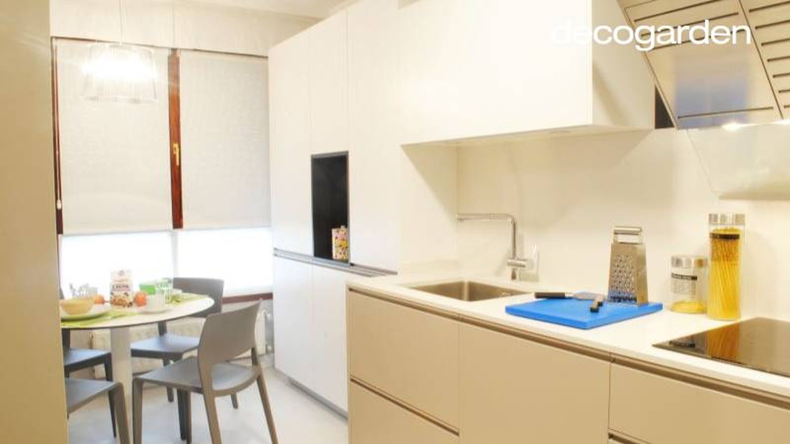 Cocina en blanco y visón con zona de desayuno. Cocina en blanco y visón con zona de desayuno.