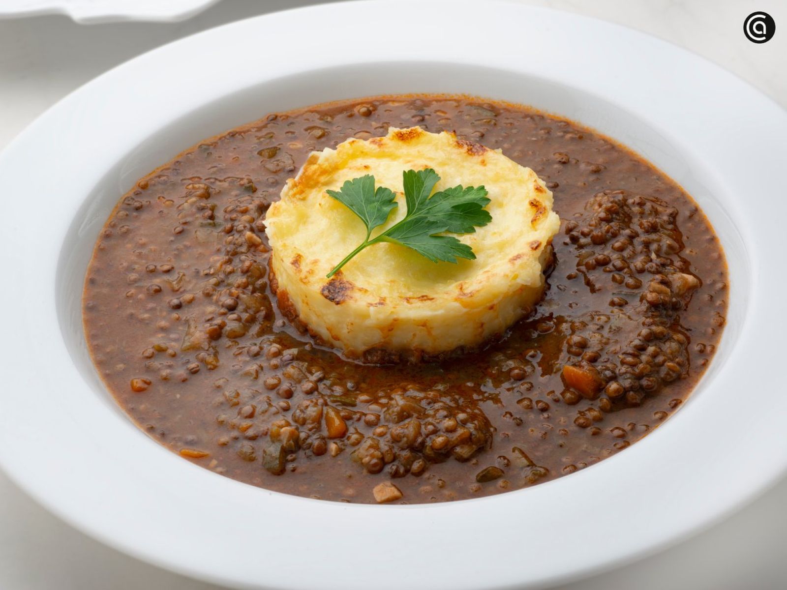 Guiso de lentejas con pastel de patata, el plato de cuchara distinto que propone Joseba Arguiñano