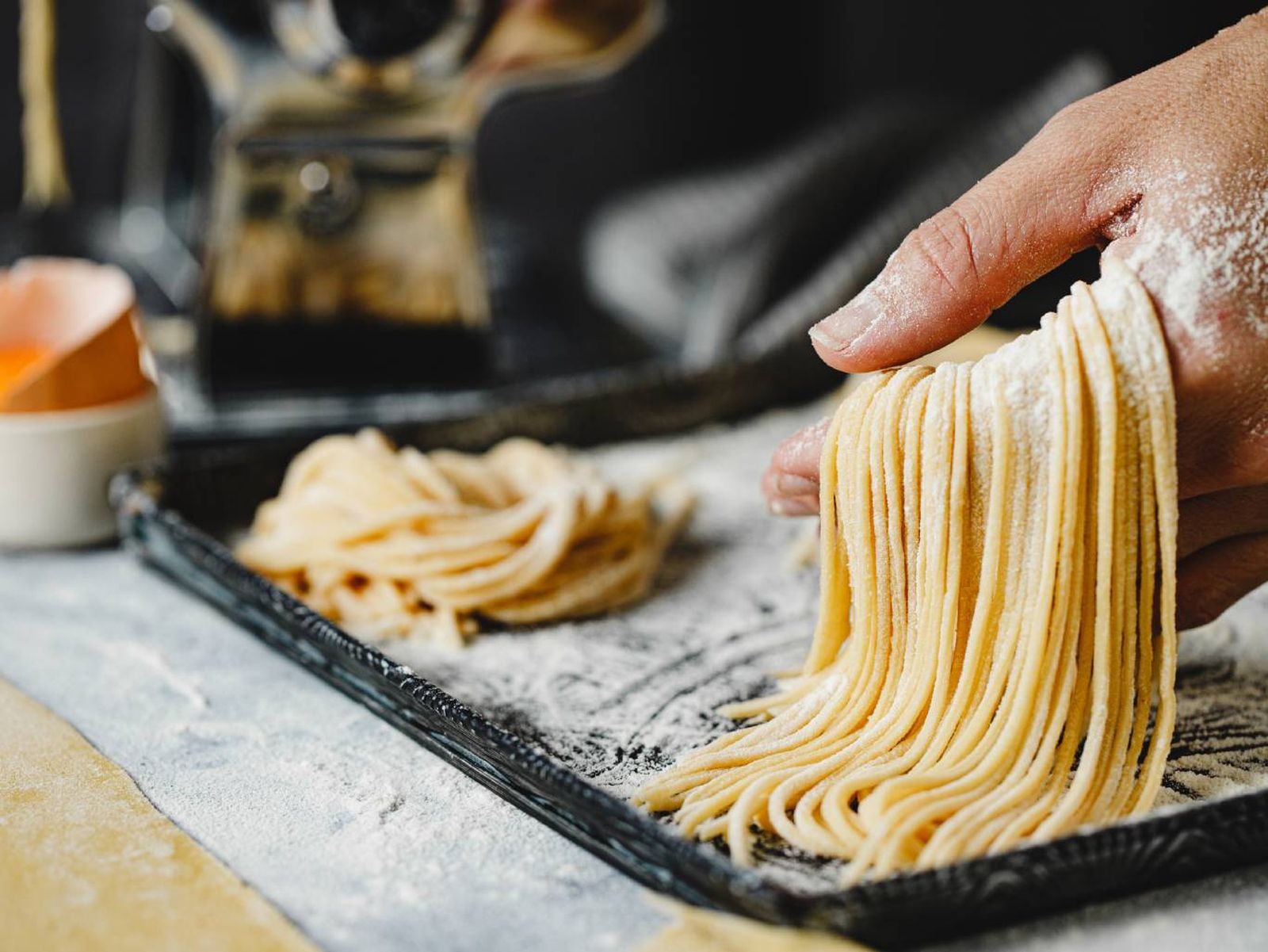 La pasta fresca puede congelarse antes o después de cocer, aunque es preferible hacerlo en crudo. La pasta fresca puede congelarse antes o después de cocer, aunque es preferible hacerlo en crudo.