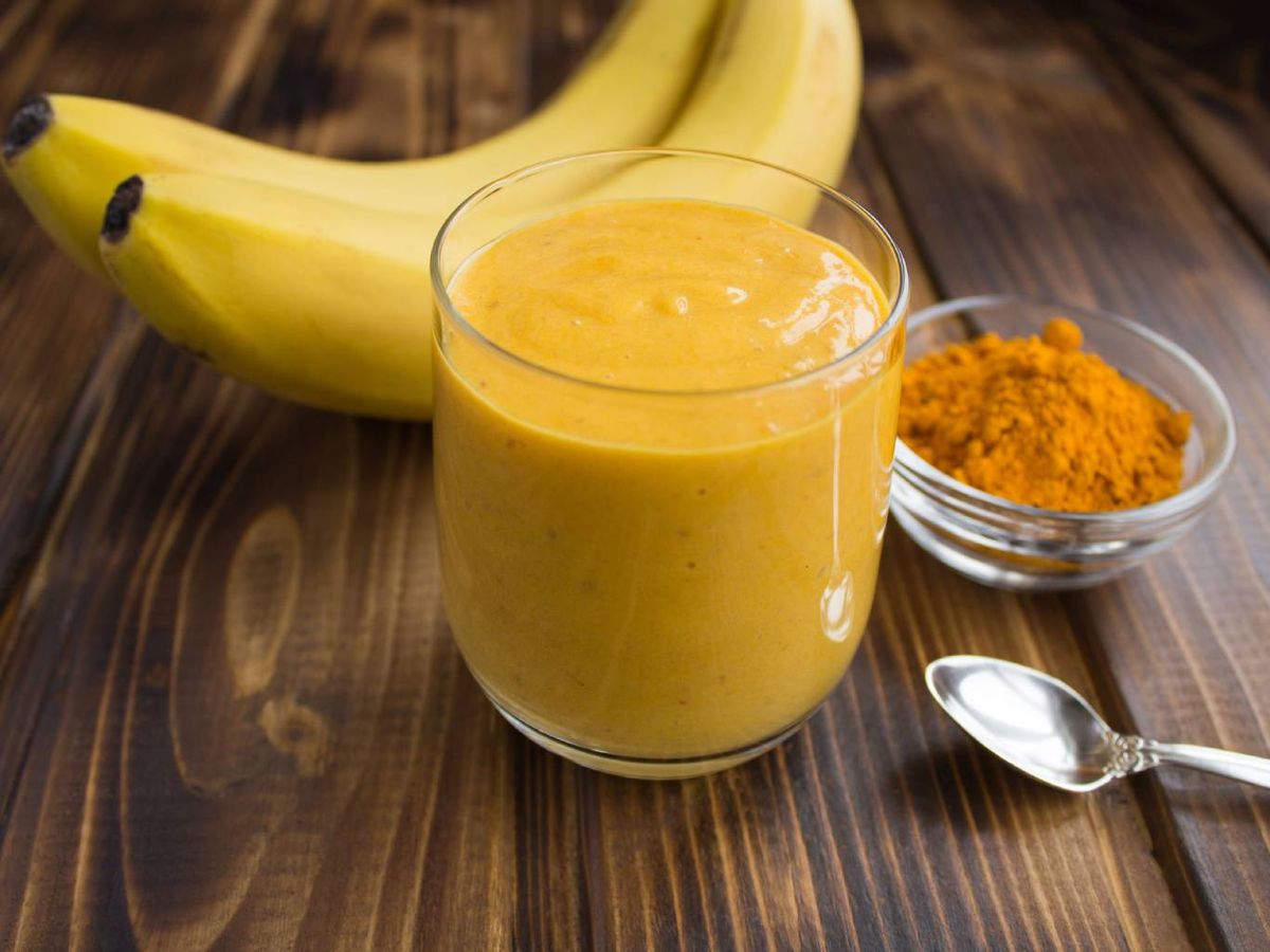 Añadir cúrcuma a los smoothies matutinos mejora su poder digestivo y antiinflamatorio.