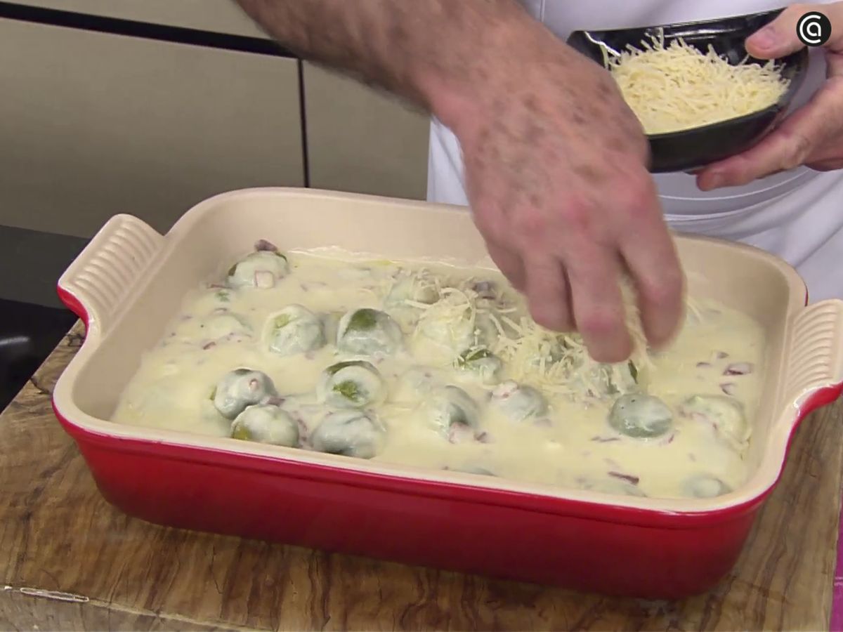 Gratina las coles de Bruselas con bechamel en el horno