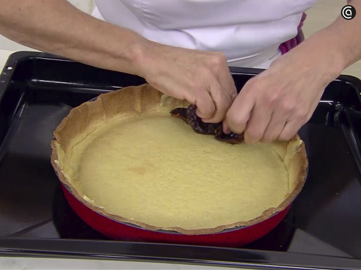 Cubre la base de la tarta con las ciruelas abiertas