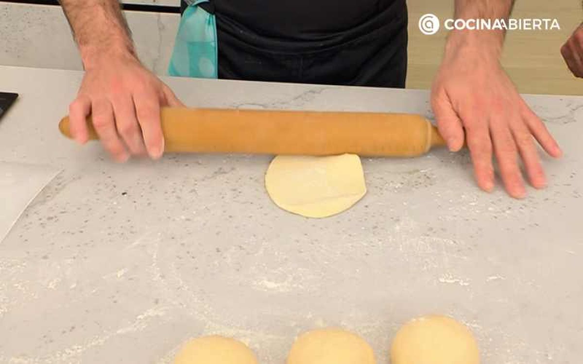 Divide y estira la masa para las donas