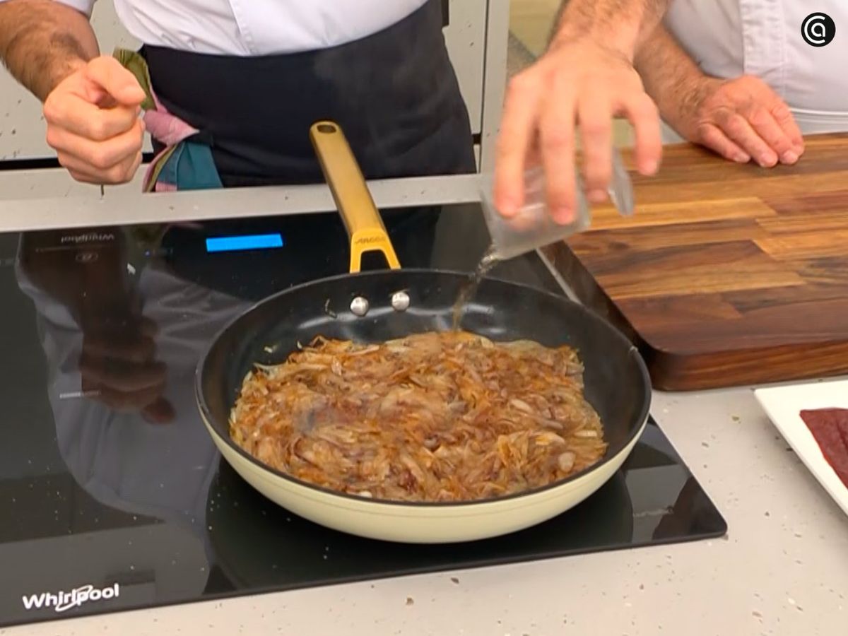 Vierte el vino sobre las chalotas, deja que se evapore el alcohol y reserva