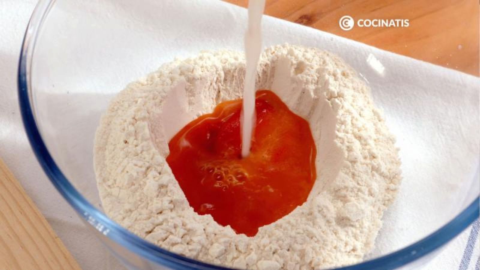 Mezcla la levadura diluida con la harina y la salsa de tomate Mezcla la levadura diluida con la harina y la salsa de tomate